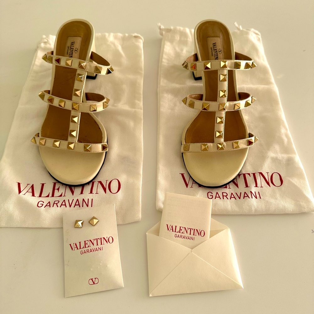 ROCKSTUD CALFSKIN LEATHER SLIDE SANDAL 60 MM